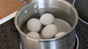 luoc trung cho vao tu nuoc lanh hay nuoc soi 153046