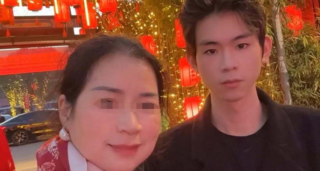 Me Hien Tang Con Trai 23 Tuoi Cuu 7 Nguoi Loi Tu Biet Gay Xuc Dong 2030