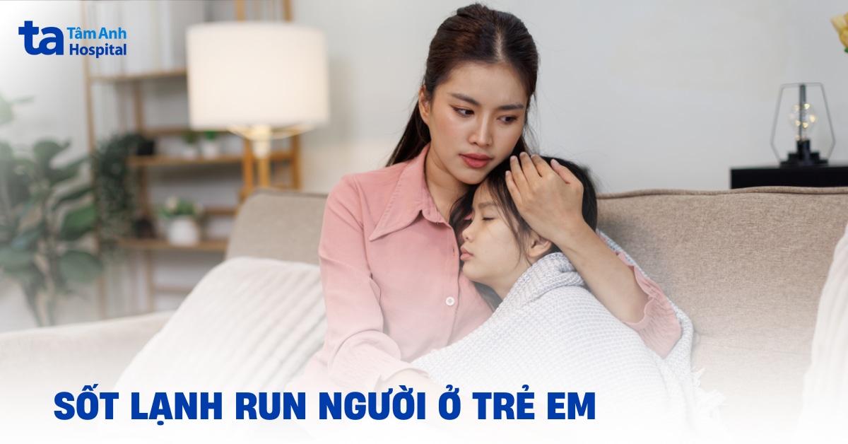 Me Om Con Gai Sot Lanh Run Tren Sofa