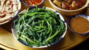 meo luoc rau muon xanh muot gion ngon 000247