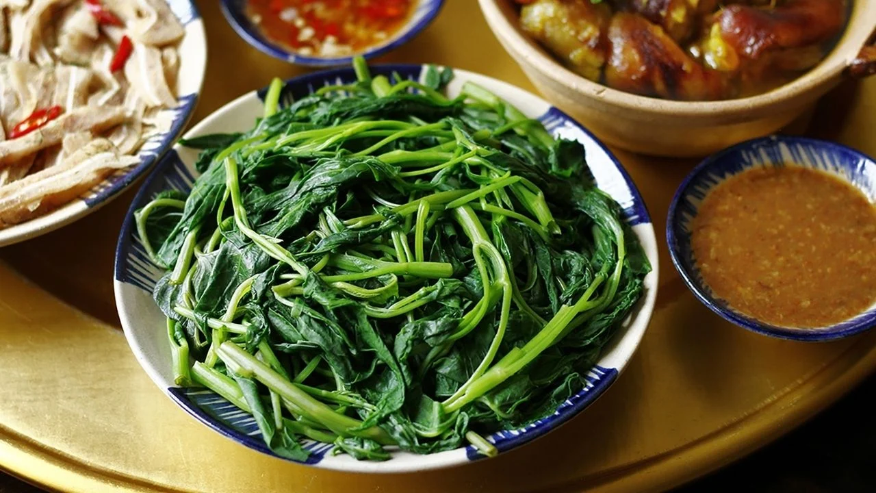 meo luoc rau muon xanh muot gion ngon 000247