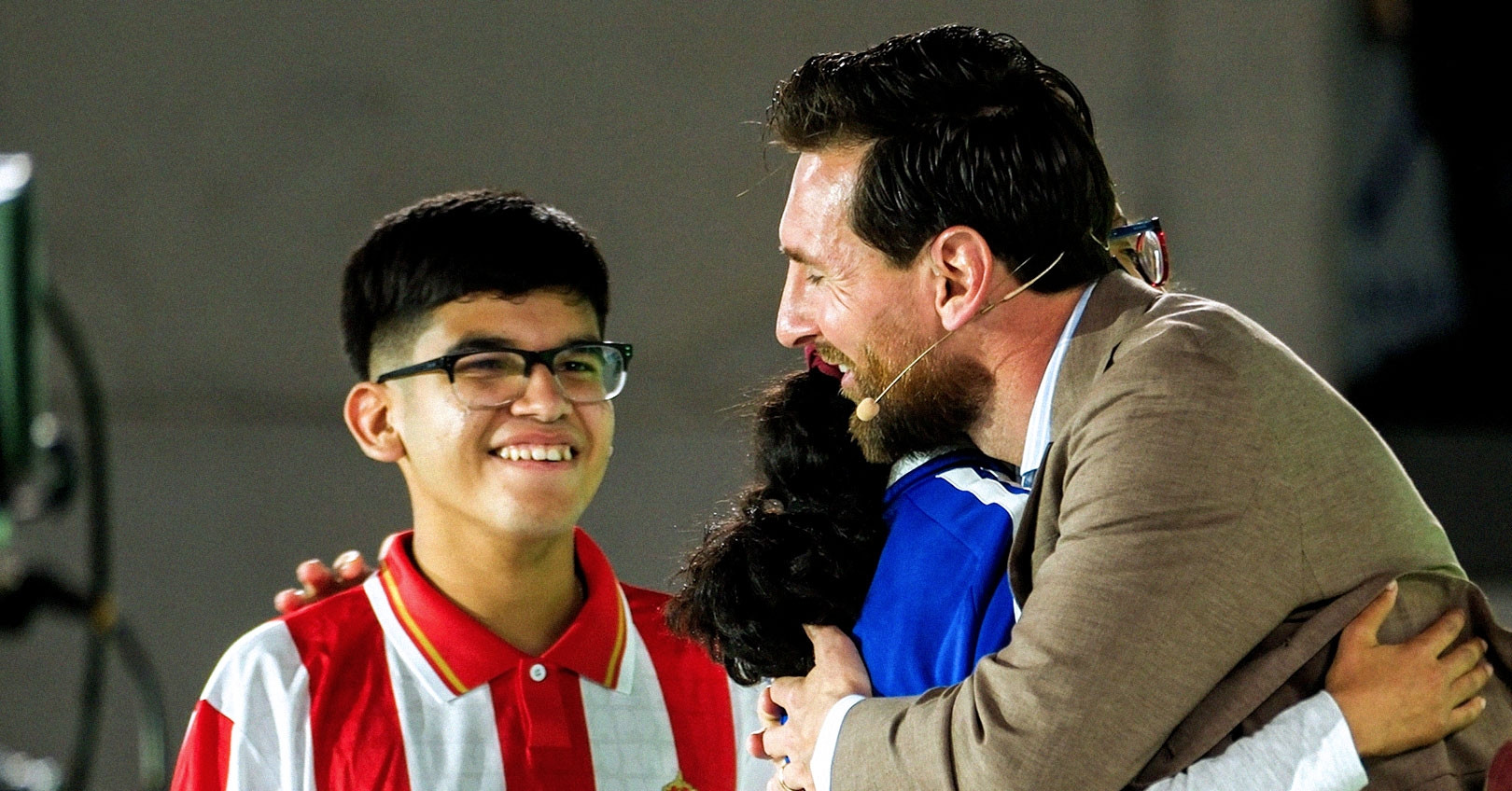 Messi Nhan Nhu Tre Em Xuc Dong Hay Tan Huong Bong Da 46