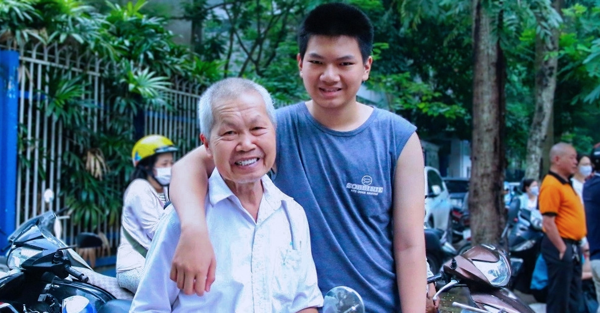 Nam Sinh Tung Duoc Bo 80 Tuoi Dua Di Thi Lop 10 Thanh Thu Khoa Hoc Sinh Gioi Ha Noi 1004