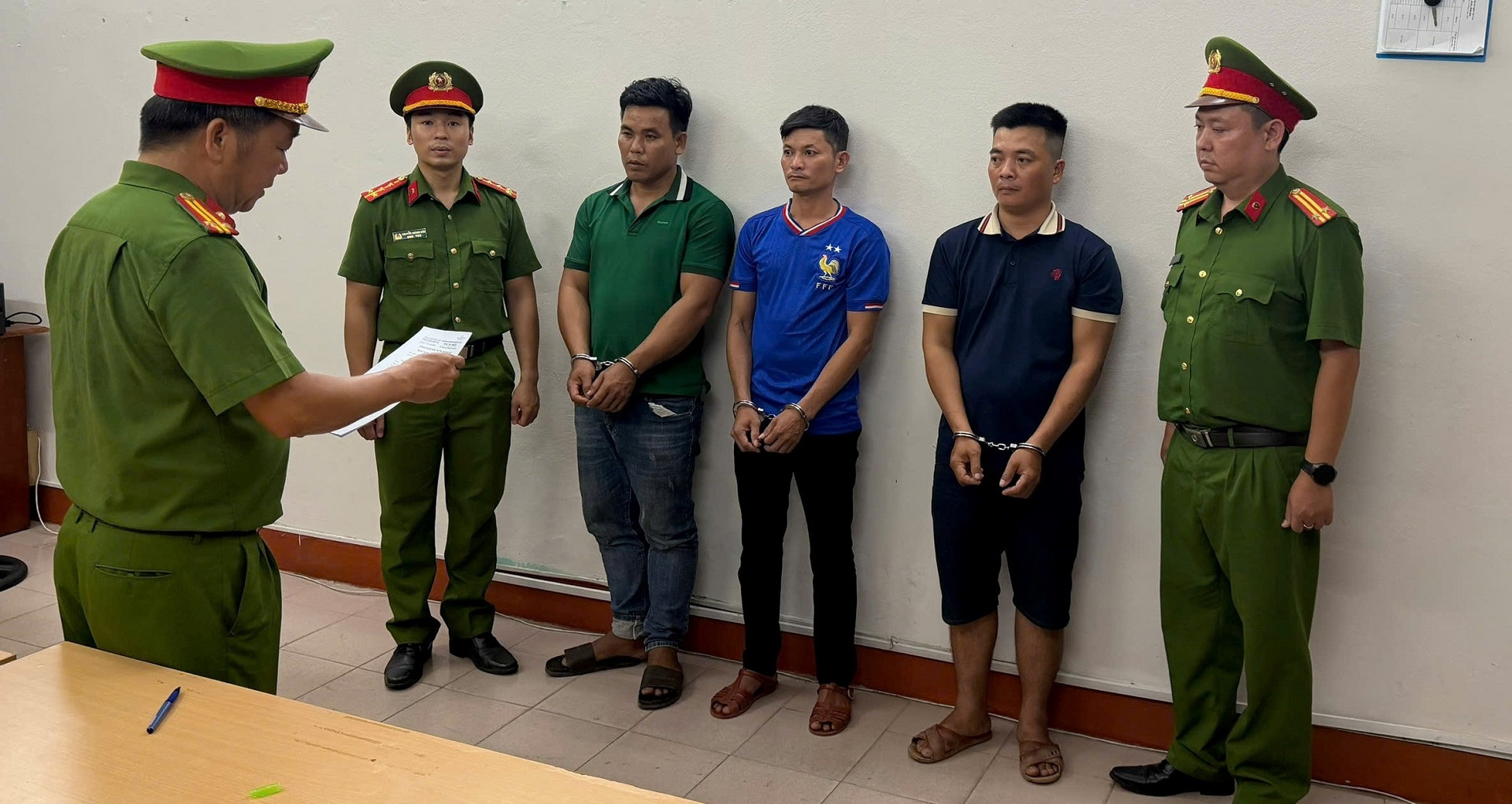 nam thanh nien bi vay danh tu vong sau khi di dam cuoi 226