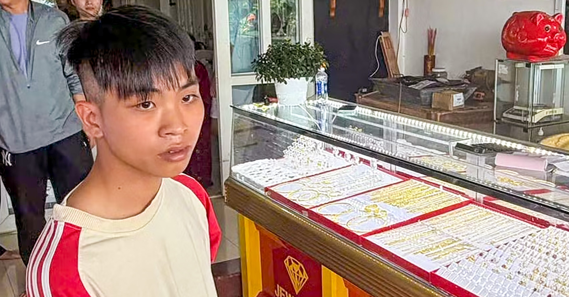 Nam Thanh Nien Mac Ao Mua Di Xe May Khong Bien So Cuop Tiem Vang 364