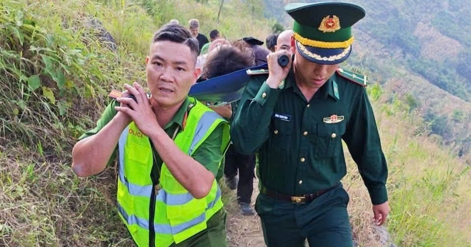 Nam Thanh Nien Roi Xuong Vuc Khi Tham Quan Diem Cuc Bac O Lung Cu 1491