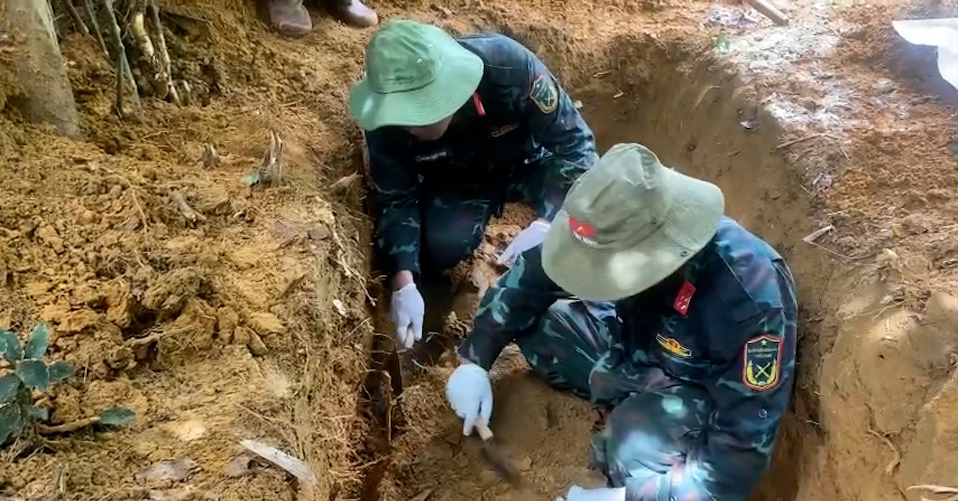 Nguoi Dan Di Lam Rung Phat Hien Phan Mo Ben Suoi Cung 9 Cuc Ao Bo Doi 1395