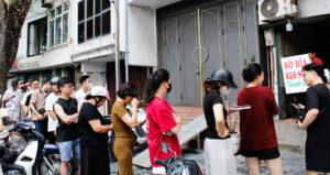 nguoi dan ong ban bo bia co thoi quen la khach cho ca tieng de mua 1096