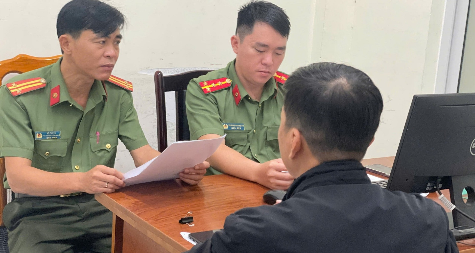 Nguoi Dan Ong Chuyen Cac Cuoc Goi Doi No Sang Duong Day Nong Cua Cong An 2427