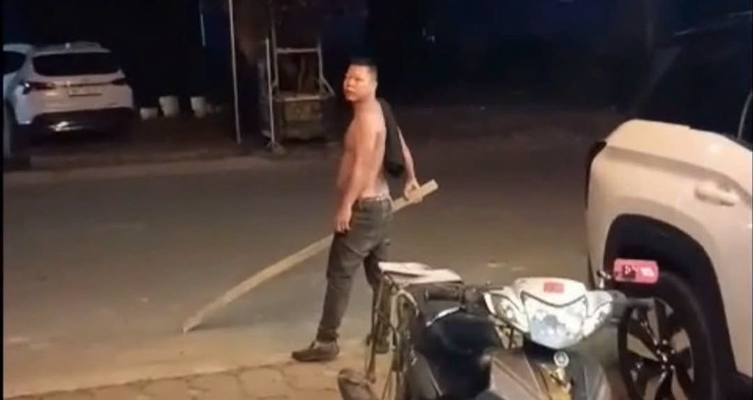 Nguoi Dan Ong Coi Tran Cam Thanh Kim Loai Dap Pha Kinh 2 O To Luc Nua Dem 1256