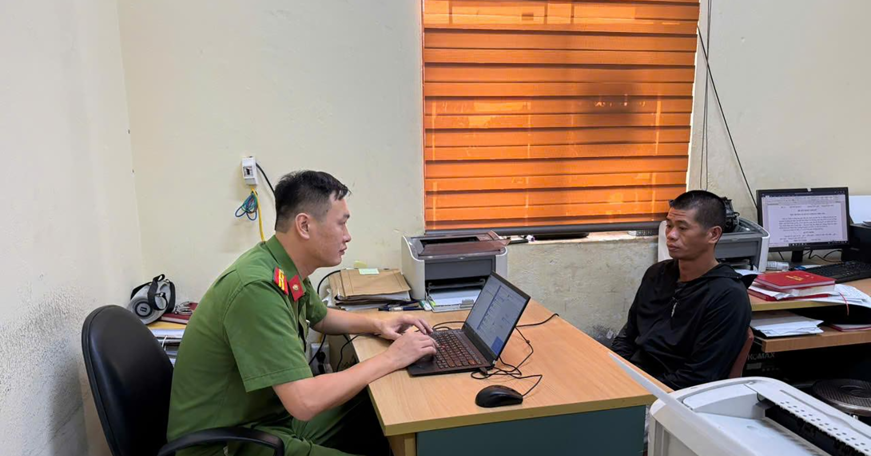 Nguoi Dan Ong Dung Dao De Doa Hanh Hung Nam Thanh Nien Truoc Cong Benh Vien 2122