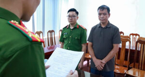nguoi dan ong nhan op go vao nha dan de giup truc loi hang ty dong tien den bu 1373