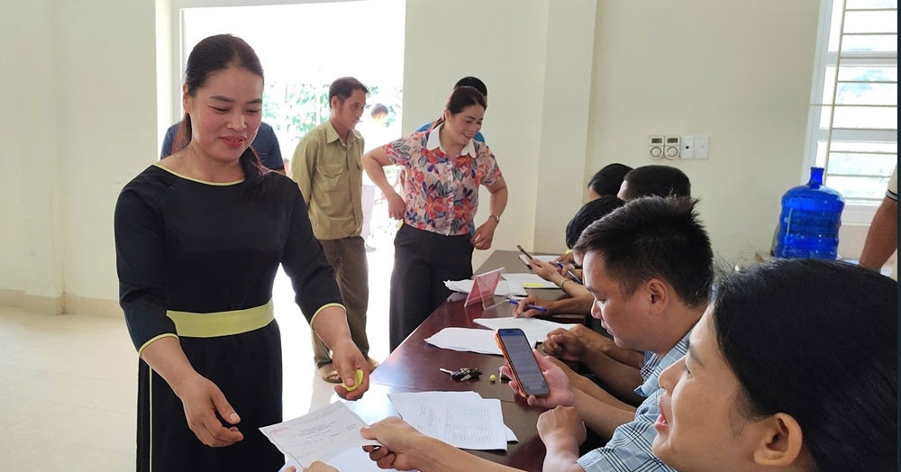 Nguoi Dan Vung Bien Hai Dao Quang Ninh Cheo Thuyen Di Bau Truong Thon 737