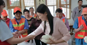 Nguoi Phu Nu Ban Cua Hoi Mon Chi Gan 400 Trieu Dong Giup Nguoi Ngheo 2613