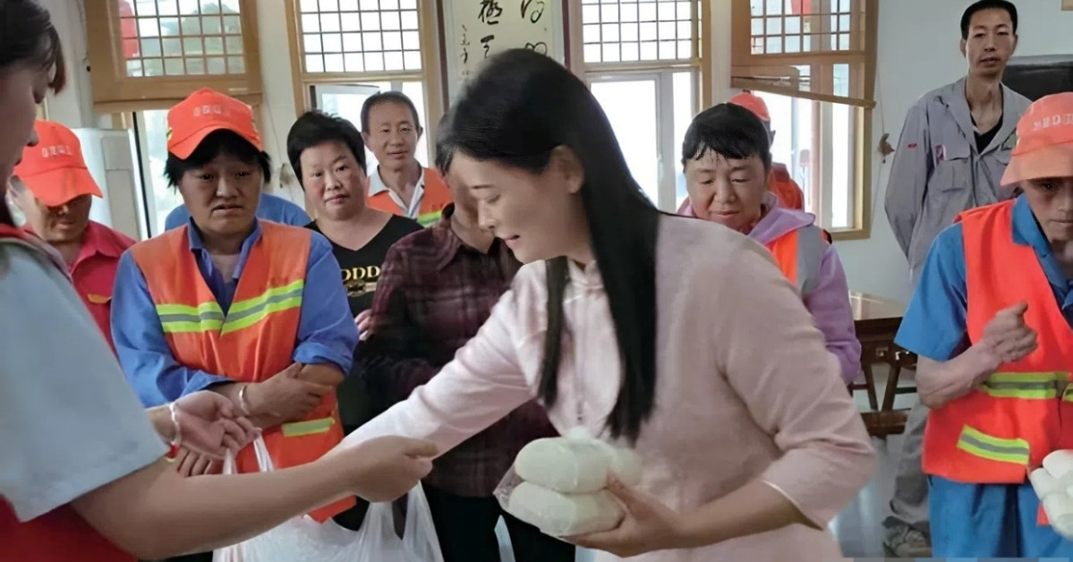 Nguoi Phu Nu Ban Cua Hoi Mon Chi Gan 400 Trieu Dong Giup Nguoi Ngheo 2613