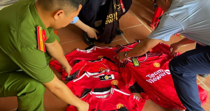 nguoi phu nu bi xu phat vi bay ban 7 bo quan ao gia nhan manchester united 664