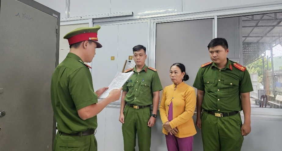 Nguoi Phu Nu Lai Tau Tong Nan Nhan Tu Vong Roi Bo Tron 1986