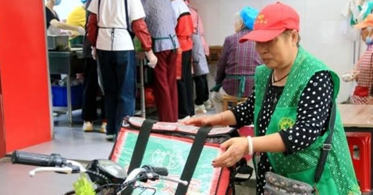 Nguoi Phu Nu Thu Gom Phe Lieu Dua Com Cho 12 Cu Gia Neo Don Suot 3 Nam 3720