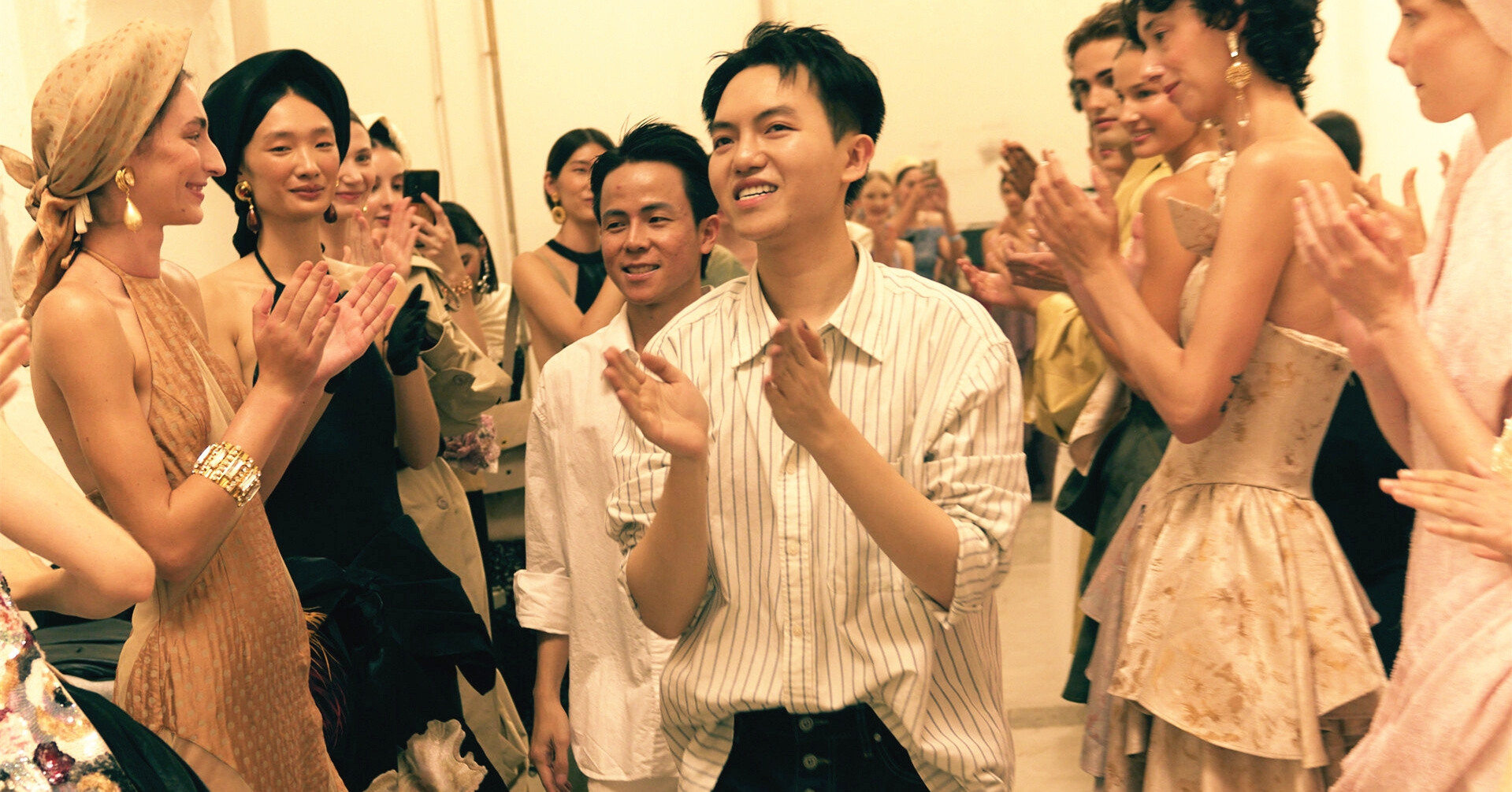 Nha Thiet Ke Viet Sinh Nam 2000 Co 3 Show Dien Tai Milan Fashion Week La Ai 862