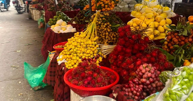 nha trai bat ngo voi mon qua cuoi thong gia ban hoa qua trao cho con gai 980