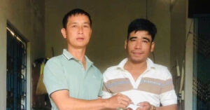 nhat tui chua vang truoc cho vo chong thon doi truong tra lai nguoi danh roi 963