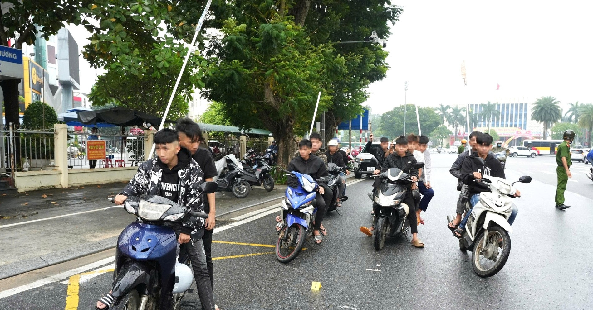 Nhom 16 Thanh Thieu Nien Mang Hung Khi Chay Xe Nao Loan Duong Pho Hue 2034
