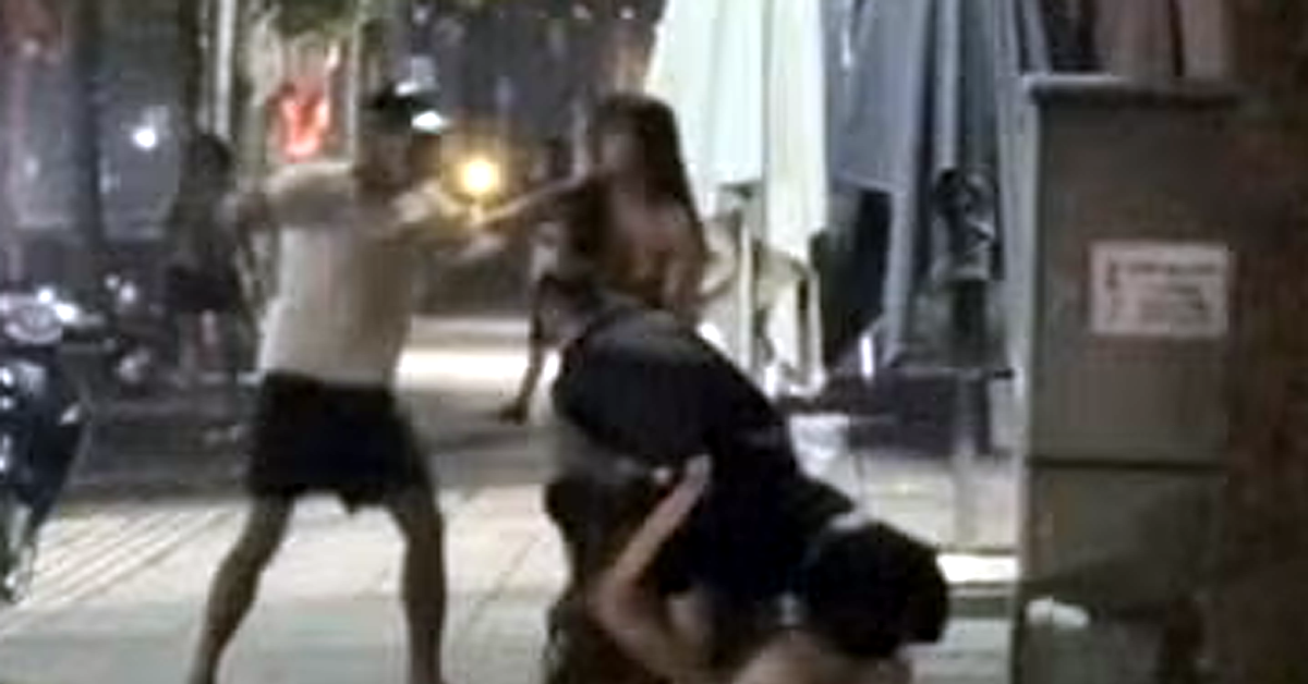Nhom Nam Nu Danh Nhau Giua Duong O Ha Noi Mau Thuan Tu Chiec Micro Karaoke 3309