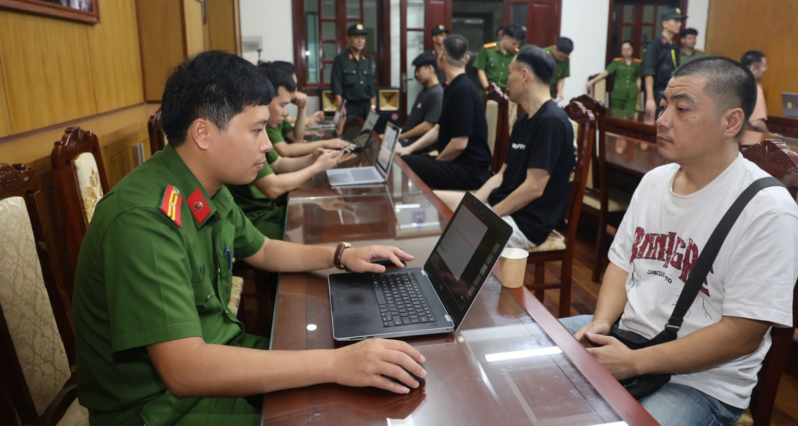 Nhom Truy Na Do Interpol Lua 327 Ty Dong Sa Luoi Khi An Nau O Bac Ninh 2249