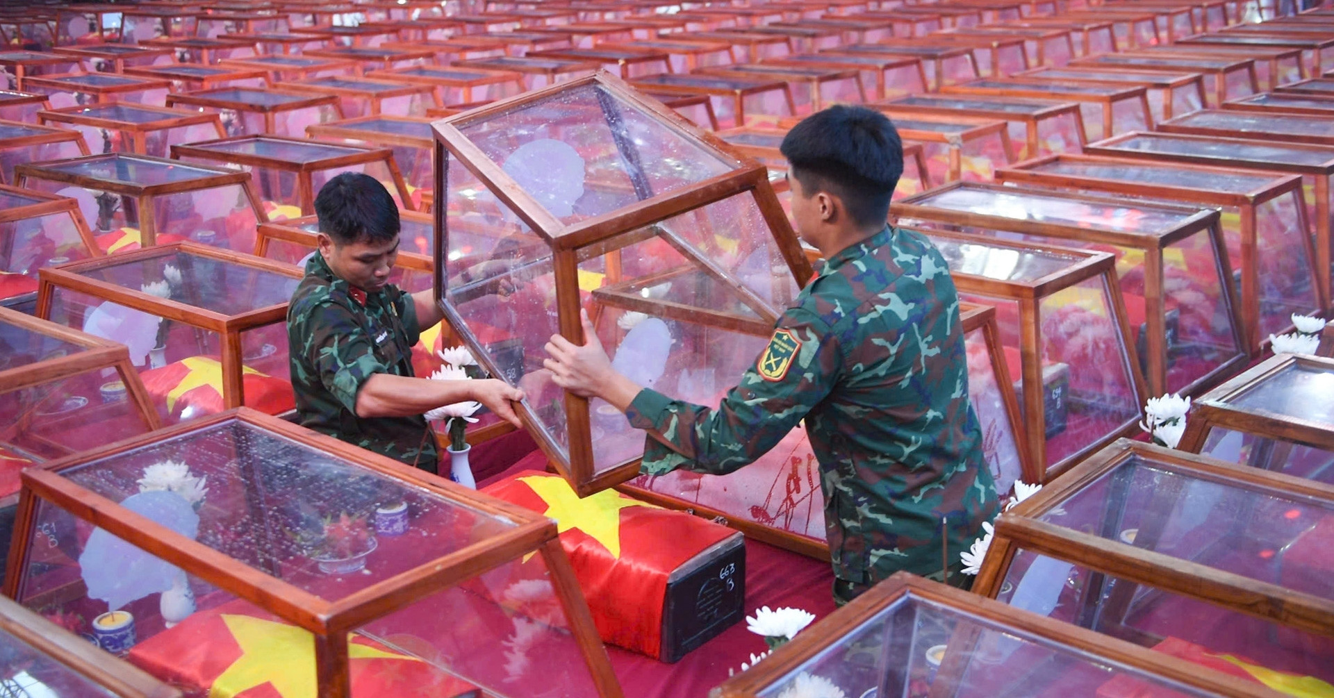 Nhung Nguoi Nam Lai De To Quoc Bay Len 3400
