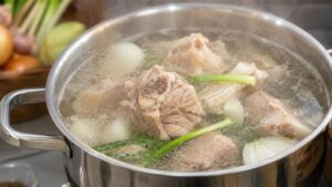 Ninh xương lửa to hay lửa nhỏ, chần xương từ nước sôi hay nước lạnh? Nhiều người đang làm sai 2 ninh xuong lua to hay lua nho chan xuong tu nuoc soi hay nuoc lanh nhieu nguoi dang lam sai 055946.j
