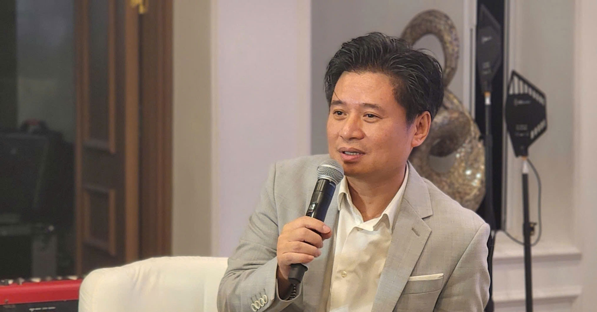 Nsnd Tan Minh Khong Can Lam Jazz Giong New York Paris Jazz Ha Noi Phai Khac 1277