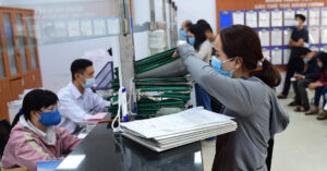 nu can bo yeu cau 2 con cu 97 tuoi len trung tam lam uy quyen la dung hay sai 10