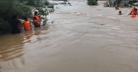 Nu Sinh 11 Tuoi Mac Ket Tren Tang Da Giua Song Khi Cung Ban Di Tam 3493