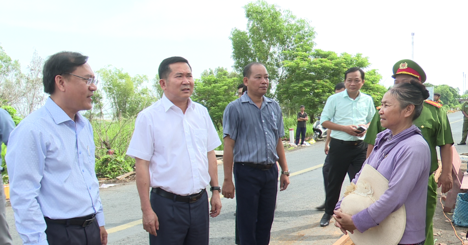 Ong Dinh Van Noi Trao 240 Trieu Dong Ho Tro 4 Ho Dan Bi Chay Nha O An Giang 2563