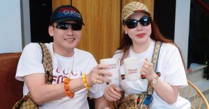 Ông xã hơn 2 tuổi tay trong tay chăm sóc Hồ Quỳnh Hương đi tập nhạc 1 ong xa hon 2 tuoi tay trong tay cham soc ho quynh huong di tap nhac 1240