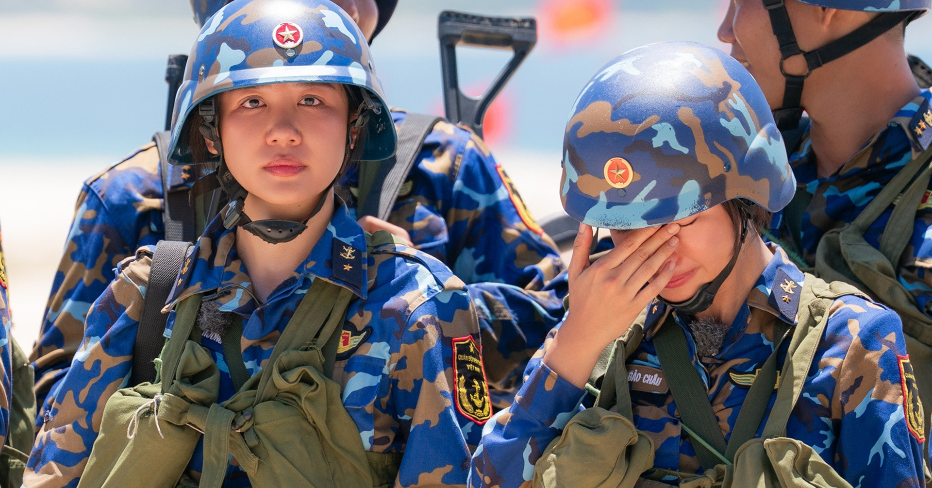 Quoc Truong Va Van Mai Huong Den Truong Sa Mot My Nam Khoc Sut Sui O Lai 3279