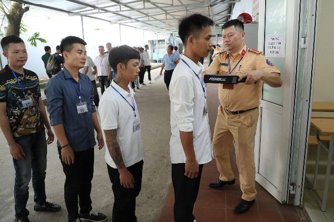 sat hach giay phep lai xe hn 10jpg 1694