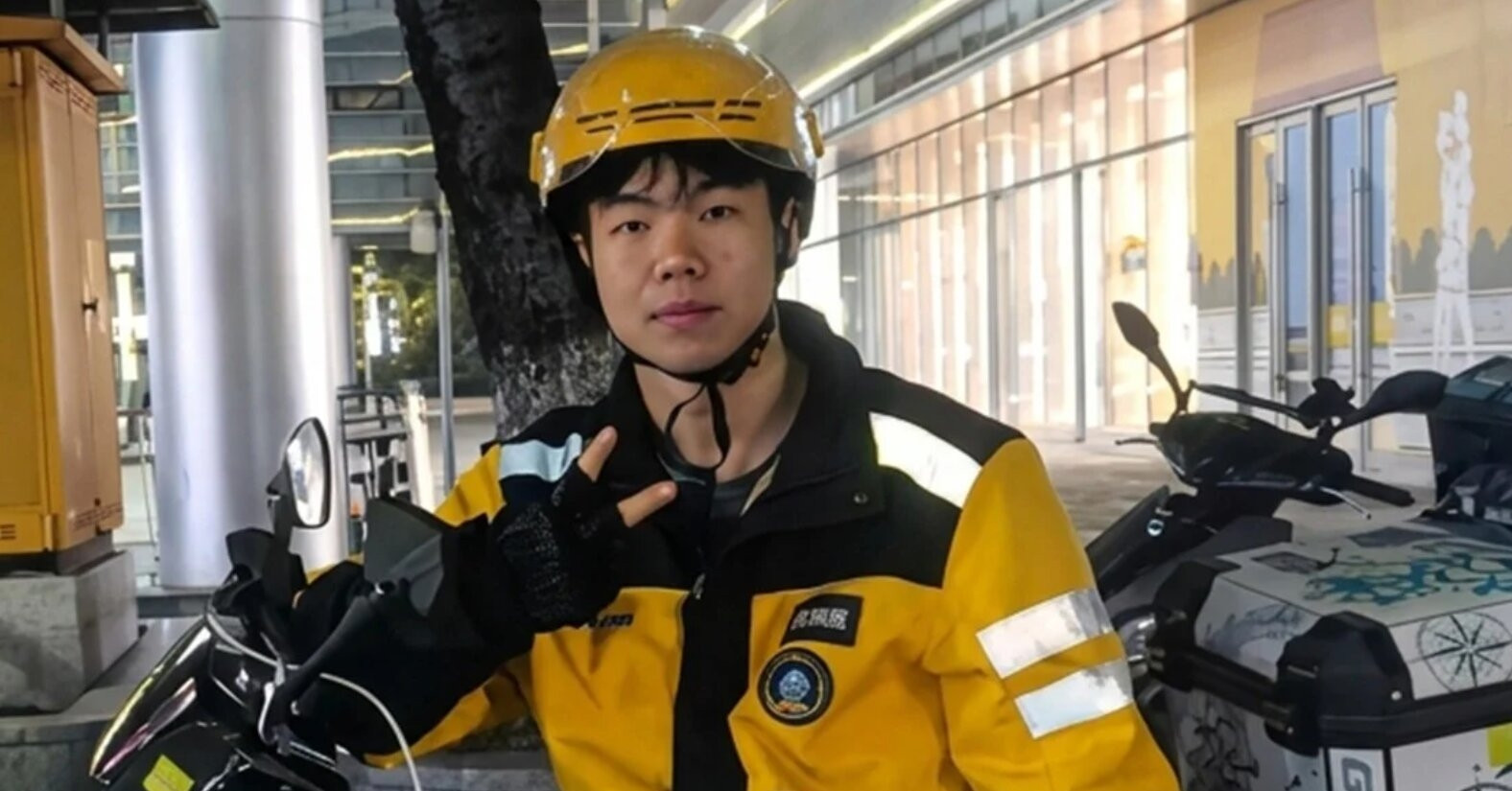 shipper thiet mang khi cuu 2 nguoi dong ghi chu trong dien thoai gay xuc dong 1671
