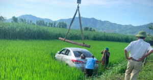 Tai Xe O To Bat Tinh Khi Dang Cho Khach Xe Lao Xuong Ruong Khien 1 Nguoi Tu Vong 1221