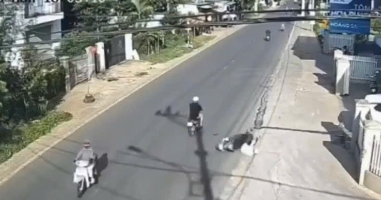 Tam Giu Hinh Su Thanh Nien Dap Nga Chong Cu Cua Ban Gai 2524