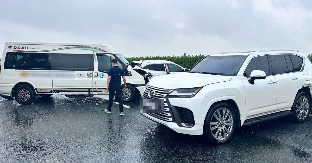 Tam Giu Tai Xe Lexus Dung Dot Ngot Gay Tai Nan Lien Hoan Tren Cao Toc 1843