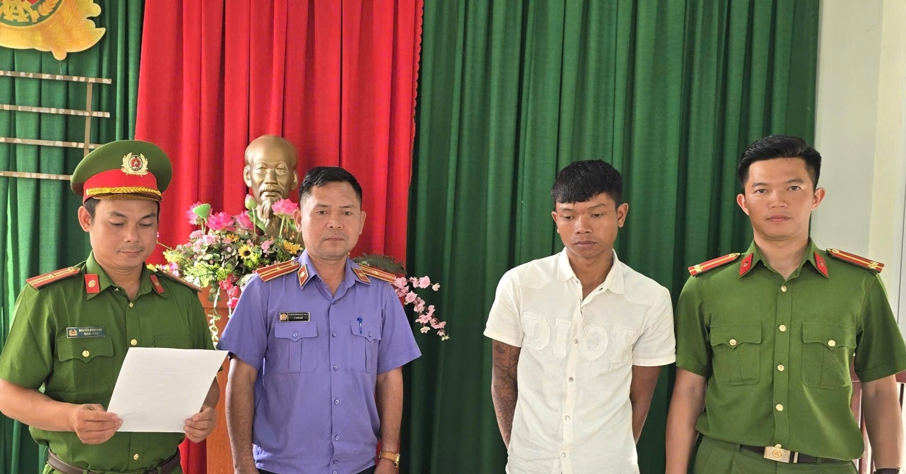 Thay Vo Uong Bia Nhay Mua O Tiec Lien Hoan Chong Tuoi Xang Dot Nha 2001