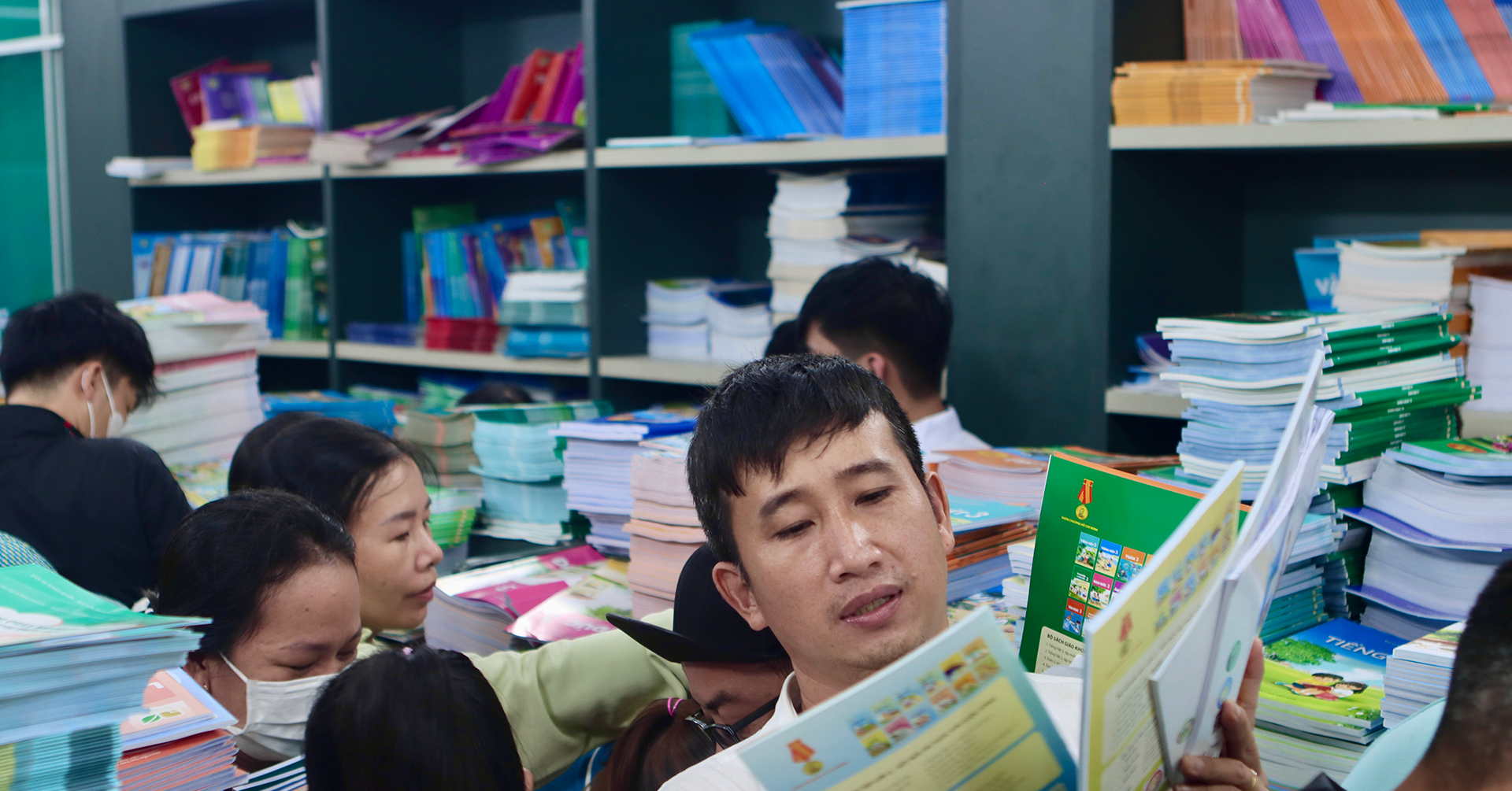 Thieu Sach Giao Khoa Khong The Do Loi Don Gian Cho Viec Kho Du Bao 533