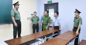 Thieu Tuong Cong An Nguyen Duc Thuan Kiem Tra Diem Thi Lai O Tuyen Quang 2092