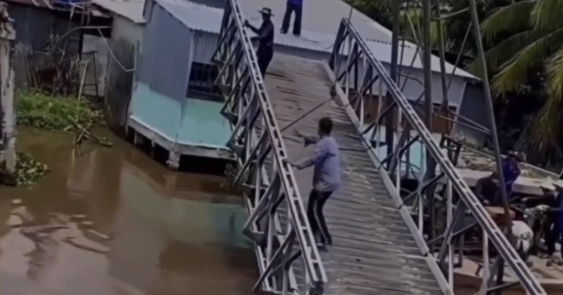 Thot Tim Canh Di Doi Nhip Cau Khi 2 Nguoi Dan Ong Van O Tren Sa Lan Lat Up Xuong Song 741