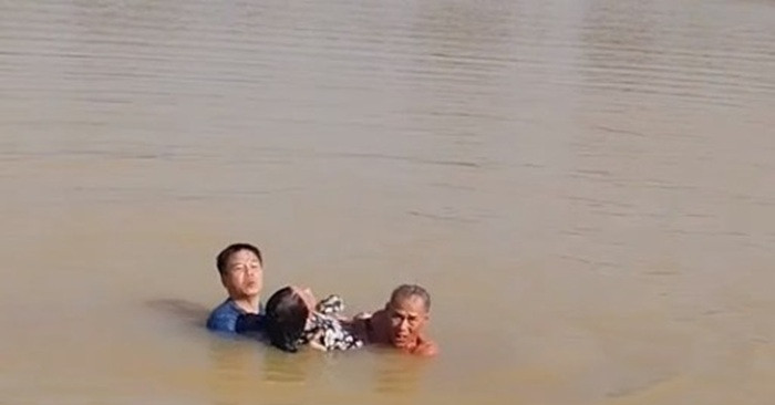 Thuong Ta Csgt Boi Ra Giua Song Huong Cuu Nguoi Phu Nu Dang Chim 1180
