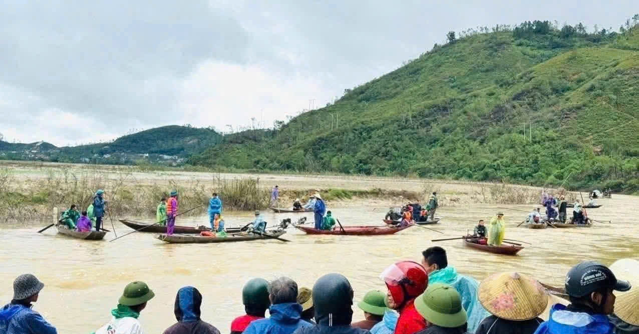 Thuyen Cho Doi Vo Chong Bi Lat Mot Nguoi Van Mat Tich 2450