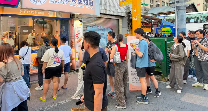 Tiệm Bánh Bất Ngờ Đông Nghịt Sau Vụ Nhân Viên Xô Xát Với Khách Tiem Banh Bat Ngo Dong Nghit Sau Vu Nhan Vien Xo Xat Voi Khach 2509
