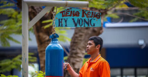 Tiếng kẻng đặc biệt và hành trình đến kỳ thi tốt nghiệp THPT của nam sinh Hrê 2 tieng keng dac biet va hanh trinh den ky thi tot nghiep thpt cua nam sinh hre 3204