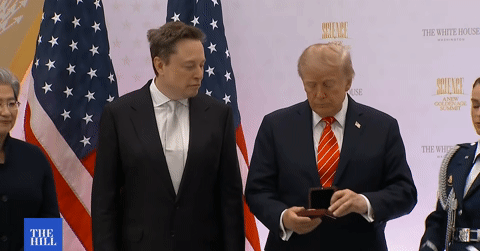 Tong Thong Trump Trao Huan Chuong Cho Elon Musk 1819